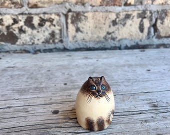 Kitty Cat Figurine / Siamese Cat / Blue Eyes / Resin Figurine / Beige Kitty Cat /