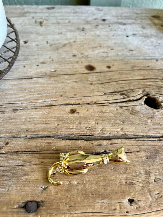 Gold Tone / Kitty Cat Brooch / Clear Rhinestones / Rhinestone Collar / From Behind / Waggy Tail / Rhinestone Bow / Sitting Cat View 3