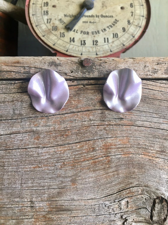 Lavender Earrings / Enamel / Crinkled Circle / Stu