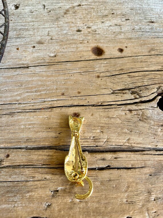 Gold Tone / Kitty Cat Brooch / Clear Rhinestones / Rhinestone Collar / From Behind / Waggy Tail / Rhinestone Bow / Sitting Cat View 4