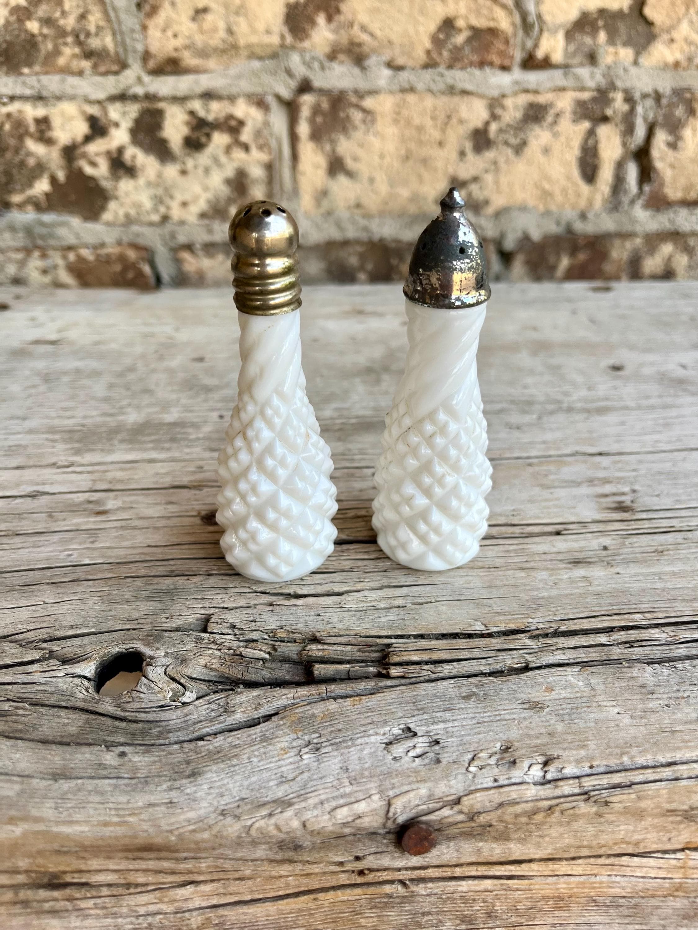 Milk Glass Salt & Pepper Shakers ミルクガラス Milk Glass / Salt and Pepper Shakers / Silver Tone Tops / Textured