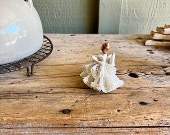 1 / 3 Dresden　ドレスデン　ソファーチェアに座る女性と鳥の置物 Original Dresden / Lace Figurine / Lady Sitting on Settee
