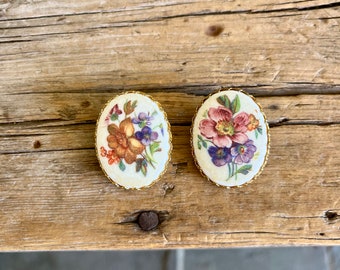 Dress Clips / Gold Tone / Multiple Flowers / Pink Flowers / Purple Flowers / Yellow Flowers / Orange Flowers / White Oval / Sand Texture Fin