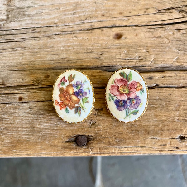 Dress Clips / Gold Tone / Multiple Flowers / Pink Flowers / Purple Flowers / Yellow Flowers / Orange Flowers / White Oval / Sand Texture Fin