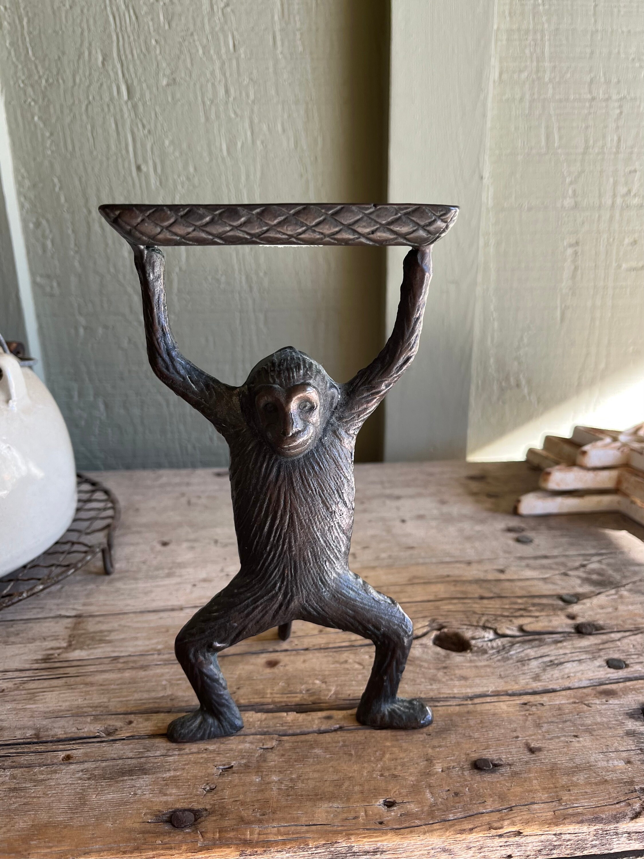 バンクシー2G TOKYO MONKEY SIGN BRONZE STATUE