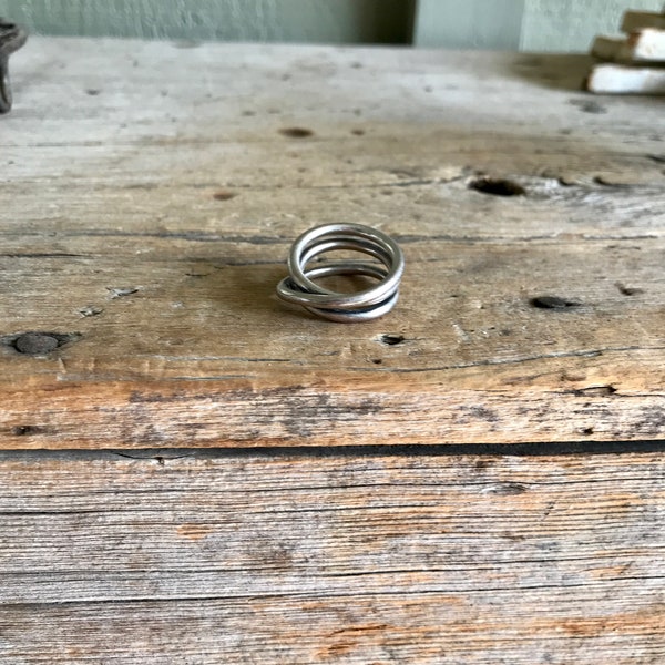 Sterling Silver / Interlocking Ring / 3 Bands / Open Work / Crossover / Fixed / Size 7 1/2