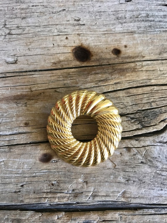 Monet Brooch / Gold Tone / Open Circle / Wreath / 