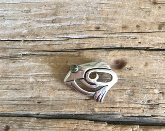 Sue B / Sterling Silver / Frog Brooch / Green Eye / Peridot Gemstone / Open Work / Side Profile / August Birthstone