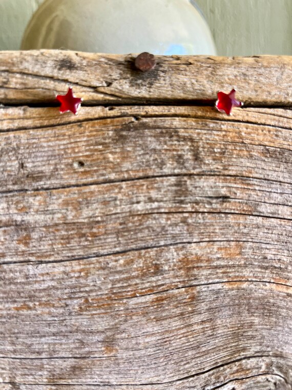 Sterling Silver / Stud Earrings / Red Star / Prong