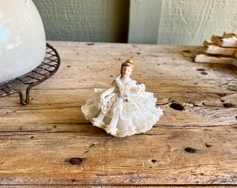 Original Dresden / Lace Figurine / Lady Sitting on Settee / Fancy Lace Dress  / Lavender Dress / Floral / White and Gold Chair / Porcelain - Etsy
