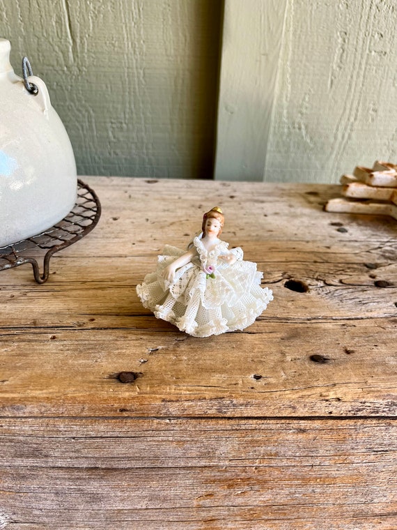 Dresden　ドレスデン　ソファーチェアに座る女性と鳥の置物 Original Dresden / Lace Figurine / Lady Sitting on Settee