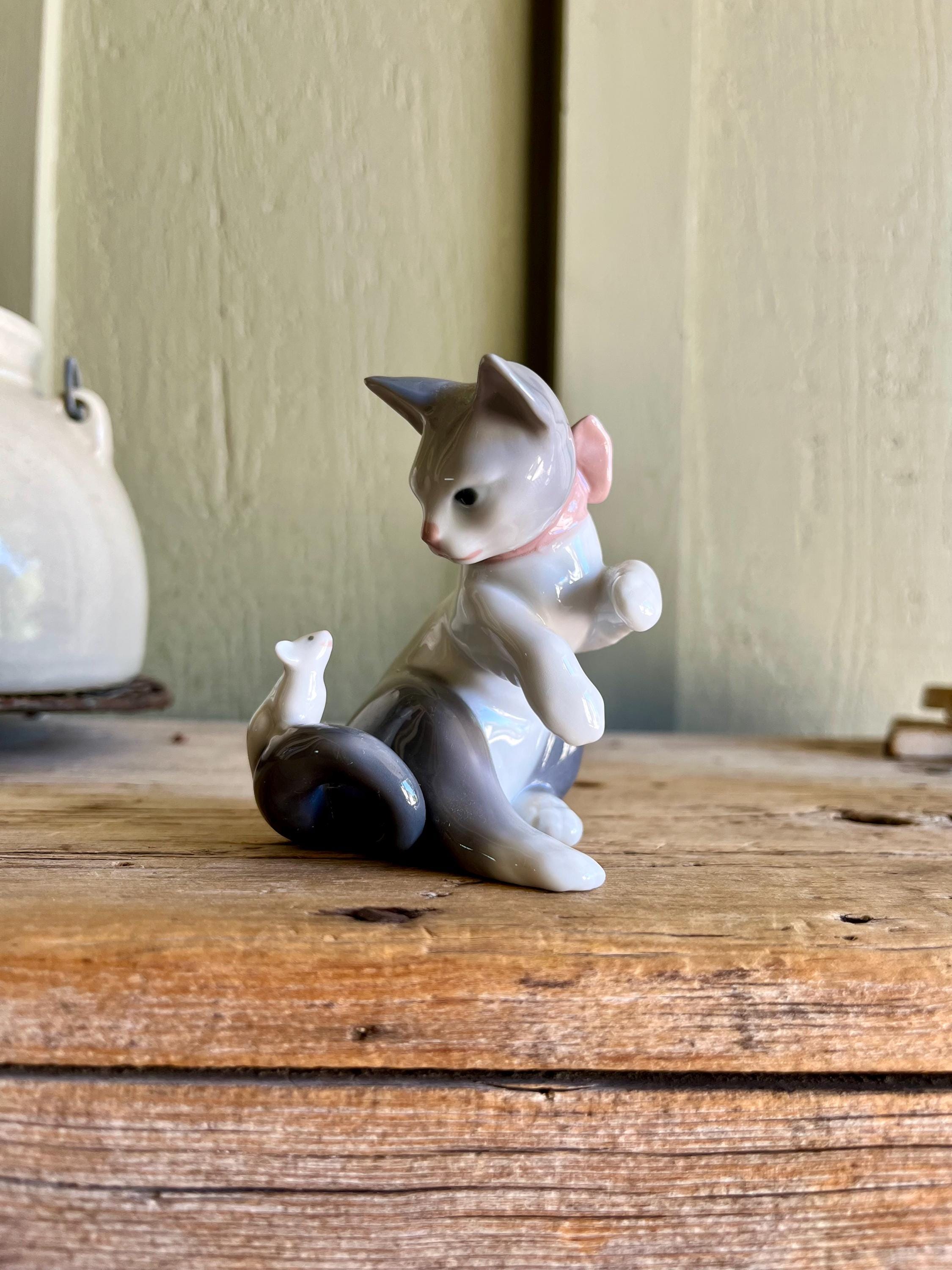 Lladó Porcelain / Kitty Cat Figurine / Cat and Mouse / White Mouse