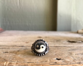 Sterling Silver / Floral Ring / Yin Yang / Rope Detail / Mother of Pearl / MOP / Black Agate / Raised Setting