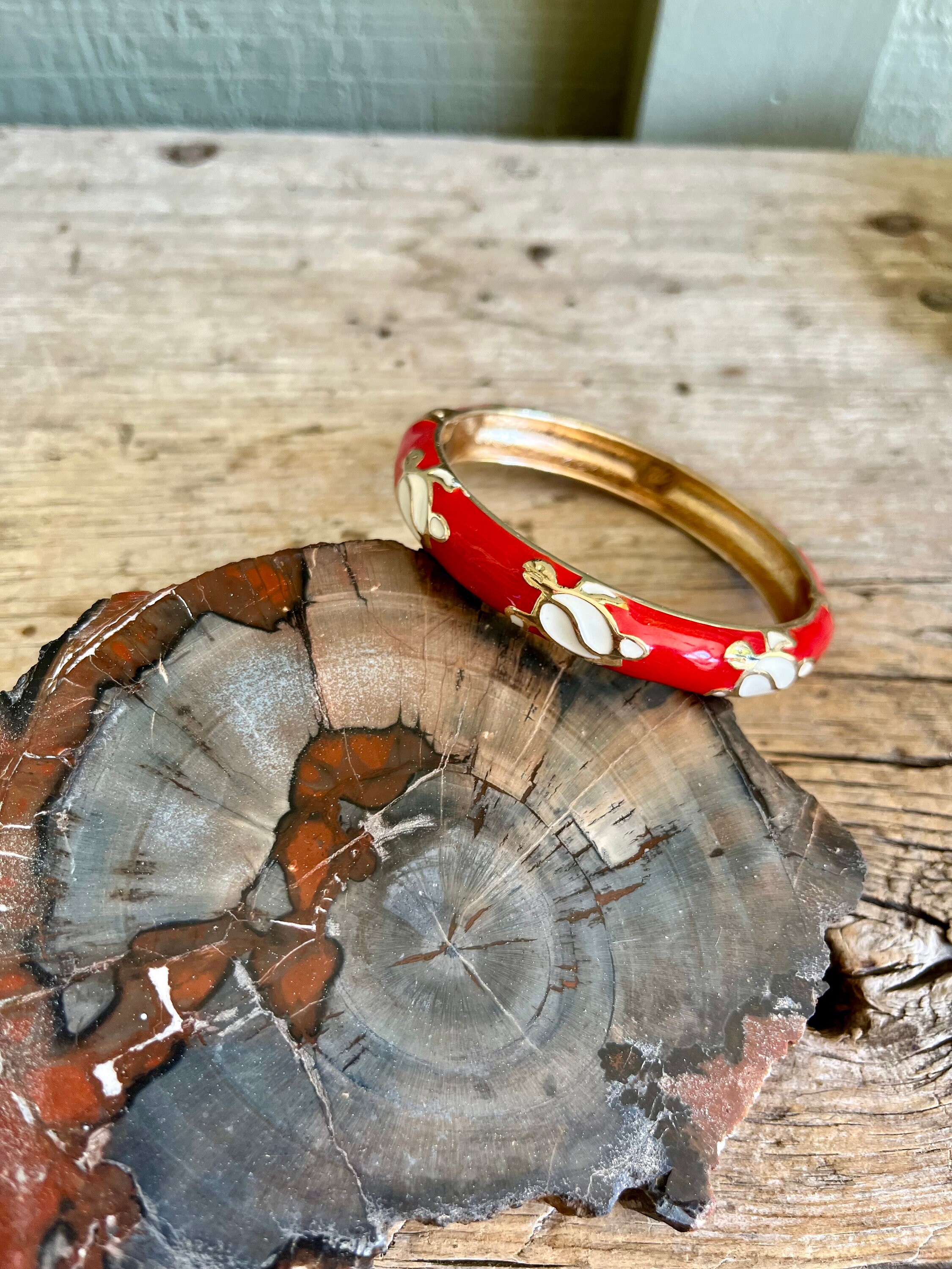 Bangle Bracelet / Jiu Long Zing / Gold Tone / Hinged Bangle