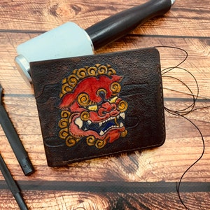 Fudog, león chino, billetera de cuero negro, hecha a mano, cuero repujado, billetera plegable, billetera para hombre, tatuaje de la vieja escuela, artesanía de cuero de Ucrania, tallado
