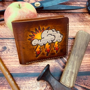 Billetera de cuero marrón nube y rayo, hecha a mano, cuero con herramientas, bifold, billetera para hombres, tatuaje de la vieja escuela, artesanía de cuero de Ucrania, talla