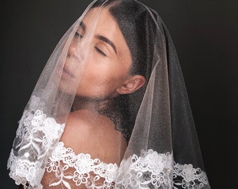 short veil, short bridal veil, lace veil, ivory veil, bridal lace veil, milky veil, bridal headpiece, ivory bridal headdress