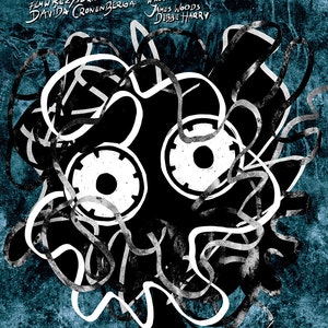 Op de afbeelding: Een zwart-witte poster met de titel "VIDEODROME" in vetgedrukte witte letters. De poster toont een zwart-witte illustratie van een gezicht met twee grote ogen en een wirwar van lijnen en vormen. De tekst "FILM W REŻYSERII DAVIDa CRONENBERGa" en "W ROLACH GŁÓWNYCH: JAMES WOODS DEBBIE HARRY" is ook zichtbaar op de poster.