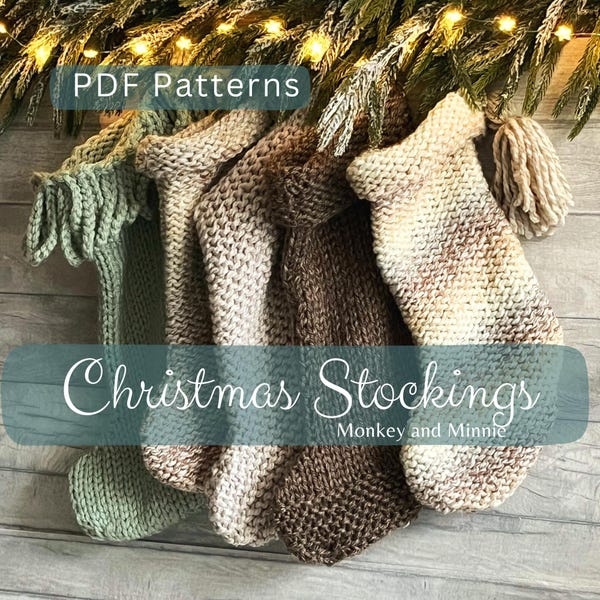 Op de afbeelding: Vier handgebreide kerstsokken in saliegroen, lichtbeige, donkerbruin en een gemêleerd garen in crème en bruin. De sokken hebben een gestructureerd breipatroon en hangen aan een rij. De tekst op de afbeelding luidt PDF Patterns Christmas Stockings Monkey and Minnie.