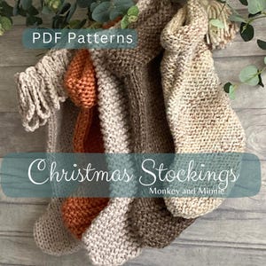 Op de afbeelding: Een collectie van vier handgebreide kerstsokken in verschillende neutrale en oranje tinten, met ribbelsteek texturen en een kwastje. De afbeelding bevat de tekst PDF Patterns Christmas Stockings Monkey and Minnie.