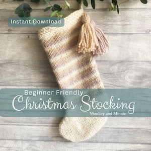 Peut inclure: Une chaussette de Noël tricotée à la main, rayée crème et lavande, avec un revers et un pompon crème. Le texte "Beginner Friendly Christmas Stocking" et "Instant Download" est affiché sur l'image.