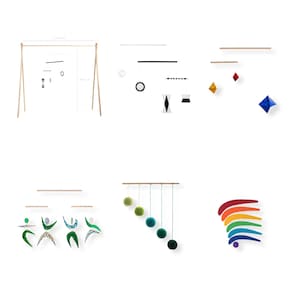 Puede incluir: Una colección de móviles modernos con varios diseños. Uno presenta formas geométricas en blanco y negro, otro tiene bolas de fieltro de colores, y otros muestran figuras y formas abstractas en tonos vibrantes. Los móviles están suspendidos de varillas de madera.