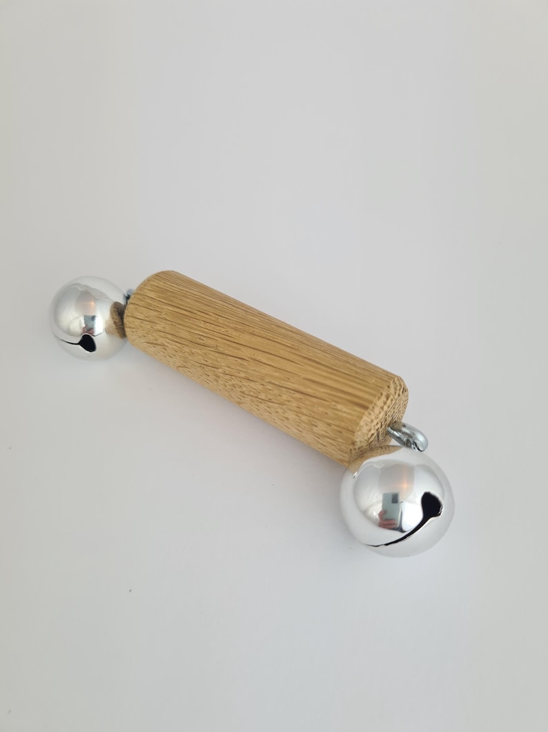 Glockenrassel aus Holz mit zwei Metallglöckchen