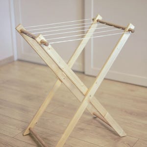 Sèche-linge pliable en bois pour enfants. Séchoir à linge pour enfants. Aérateur extérieur pour enfants. Séchoir à linge taille enfant. Vie Pratique Montessori