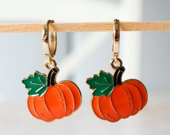 Lindo juego de marcadores de puntada hechos a mano con forma de calabaza: aretes de esmalte y joyas de tejido de Halloween, marcadores de progreso para tejer y crochet.