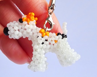 Llavero con dije de perro Fox Terrier hecho a mano con cuentas, ideal para colgar en el coche o como regalo para amantes de los perros. El tamaño del dije para bolso es de 1 pulgada.