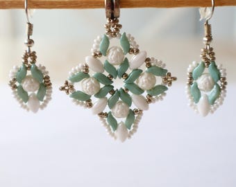 Conjunto de pendientes y colgante de cuentas checas hechos a mano – Joyería de primavera con rosa blanca y hoja de menta