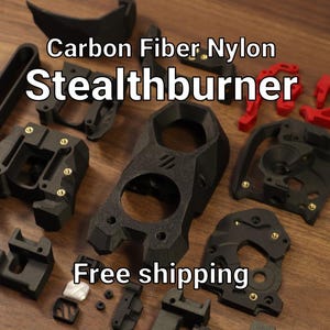 Puede incluir: Un letrero de madera r&uacute;stico con el texto "Welcome to our home" en un estilo manuscrito. El letrero presenta un acabado envejecido y un dise&ntilde;o simple y acogedor, perfecto para la decoraci&oacute;n de la entrada.