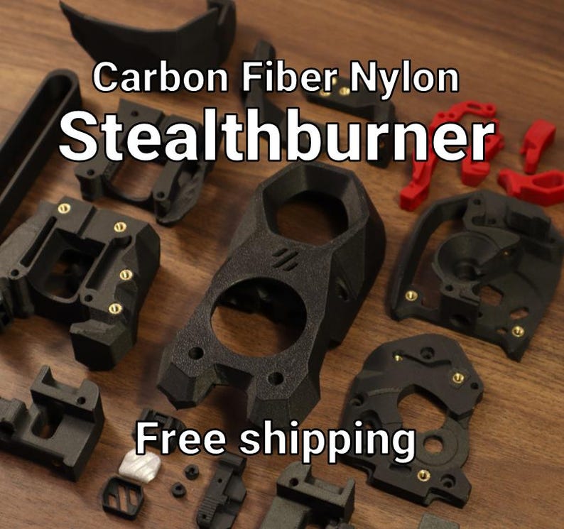 Puede incluir: Un letrero de madera r&uacute;stico con el texto "Welcome to our home" en un estilo manuscrito. El letrero presenta un acabado envejecido y un dise&ntilde;o simple y acogedor, perfecto para la decoraci&oacute;n de la entrada.