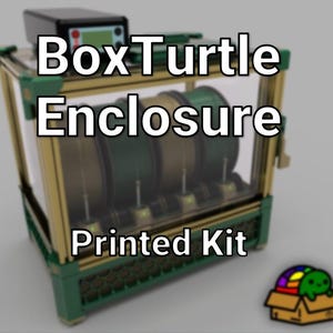 Peut inclure: Un kit imprimé d'enclos BoxTurtle vert et doré. L'enclos a un devant et des côtés transparents, avec un dessus noir et un petit panneau de contrôle. Le texte "BoxTurtle Enclosure Printed Kit" est affiché à l'avant.