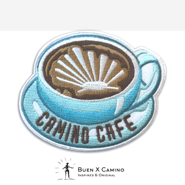Op de afbeelding: Een blauwe en witte geborduurde patch met een koffiekopje en een schelpontwerp. De tekst "Camino Cafe" is in wit op de patch geborduurd.
