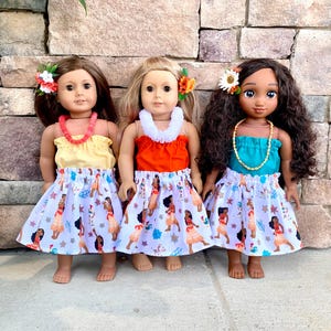 Pode incluir: Tr&ecirc;s bonecas vestidas com roupas tem&aacute;ticas havaianas. Cada boneca usa uma saia floral com um padr&atilde;o repetido de uma mulher dan&ccedil;ando. As bonecas t&ecirc;m diferentes tons de pele, penteados e acess&oacute;rios.