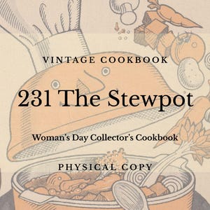 Pode incluir: Um livro de culinária vintage intitulado 231 The Stewpot, Woman's Day Collector's Cookbook, Physical Copy. A capa apresenta uma ilustração de linha de um chapéu de chef, uma panela cheia de vegetais e vários ingredientes como cenouras, tomates e cebolas.