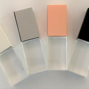 Può includere: Quattro chiavette USB di cristallo con top di diversi colori. I top sono bianco, argento, rosa e nero.