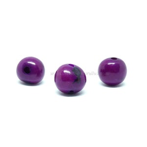 Peut inclure: Trois perles rondes, violet foncé et brillantes, percées d'un trou central. Les perles sont espacées uniformément sur un fond blanc. Idéales pour la création de bijoux.