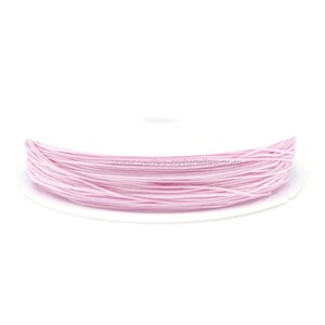 Puede incluir: Un carrete de cordón elástico rosa claro, bien enrollado en una bobina de plástico blanco. El cordón es fino y liso, adecuado para diversos proyectos de manualidades y joyería. Fondo blanco.