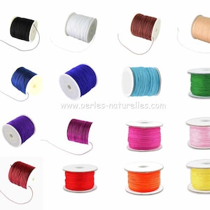 Peut inclure: Assortiment de bobines de cordon ciré de différentes couleurs, notamment noir, blanc, marron, beige, bleu, vert, violet, rose, rouge, orange et jaune. Les bobines sont toutes de la même taille et de la même forme, et elles sont disposées en grille.
