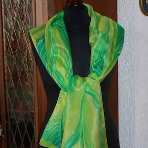 Pañuelo largo de seda pintado a mano en tonos verdes con estampado de hojas, pañuelo de aprox. 45 x 180 cm, pañuelo de seda único, seda crepé de China