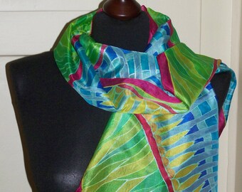 Foulard en soie, vert, bleu, rouge, peinture sur soie avec motif