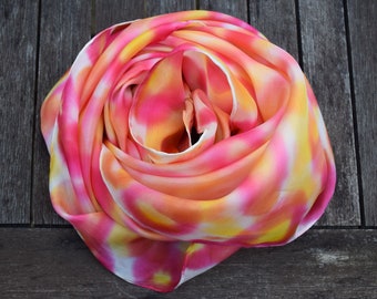 Foulard carré en soie rose blanc jaune