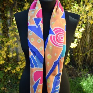 Foulard en soie, bleu, jaune, rose, orange, peint à la main avec motif image 8