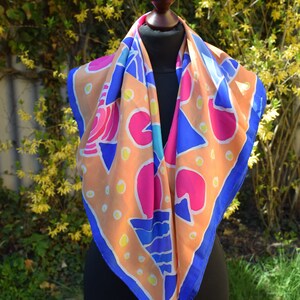 Foulard en soie, bleu, jaune, rose, orange, peint à la main avec motif image 6