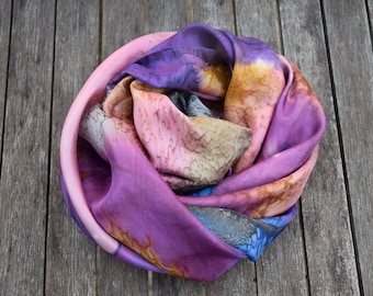 Foulard en soie dans les tons orange, jaune et violet en soie pongée, peint à la main, carré d'environ 90 x 90 cm, unique.