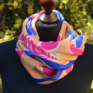 Foulard en soie, bleu, jaune, rose, orange, peint à la main avec motif image 9