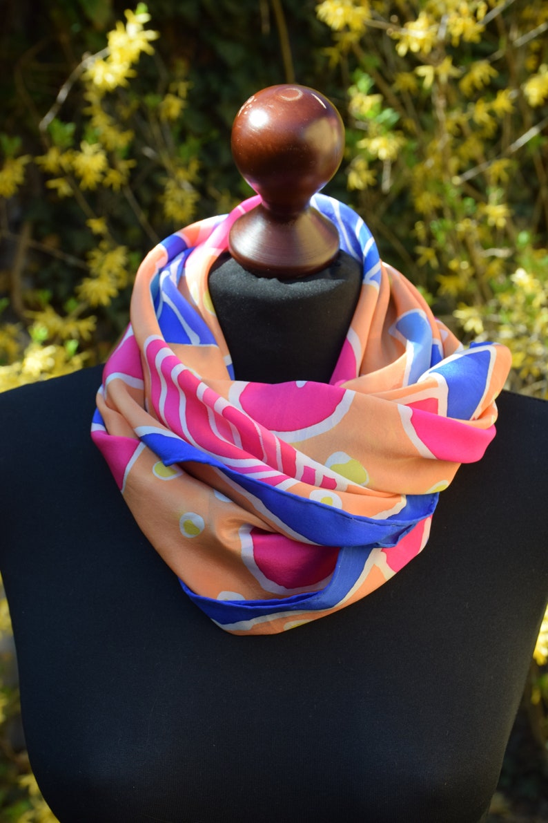 Foulard en soie, bleu, jaune, rose, orange, peint à la main avec motif image 9