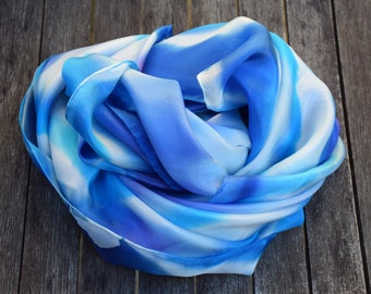 Foulard carré en soie dans les tons blanc, turquoise et bleu, env. 90 x 90 cm, pièce unique peinte à la main.